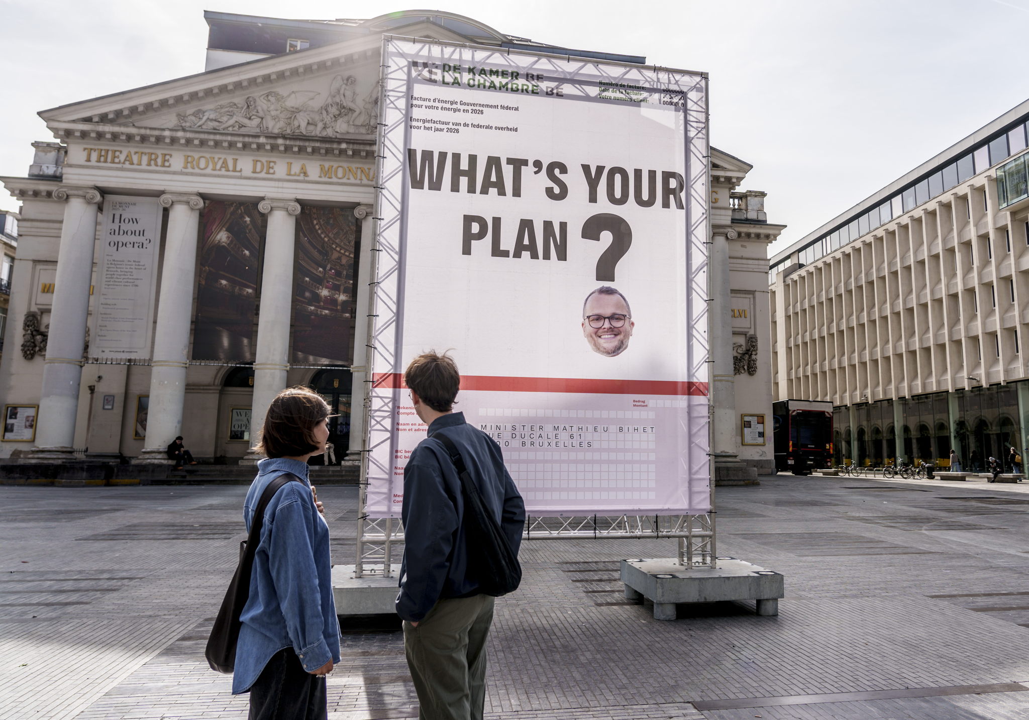 "What's the plan, Bihet?" Middenveld bekritiseert afwezige energieminister met metershoge factuur aan de Muntschouwburg