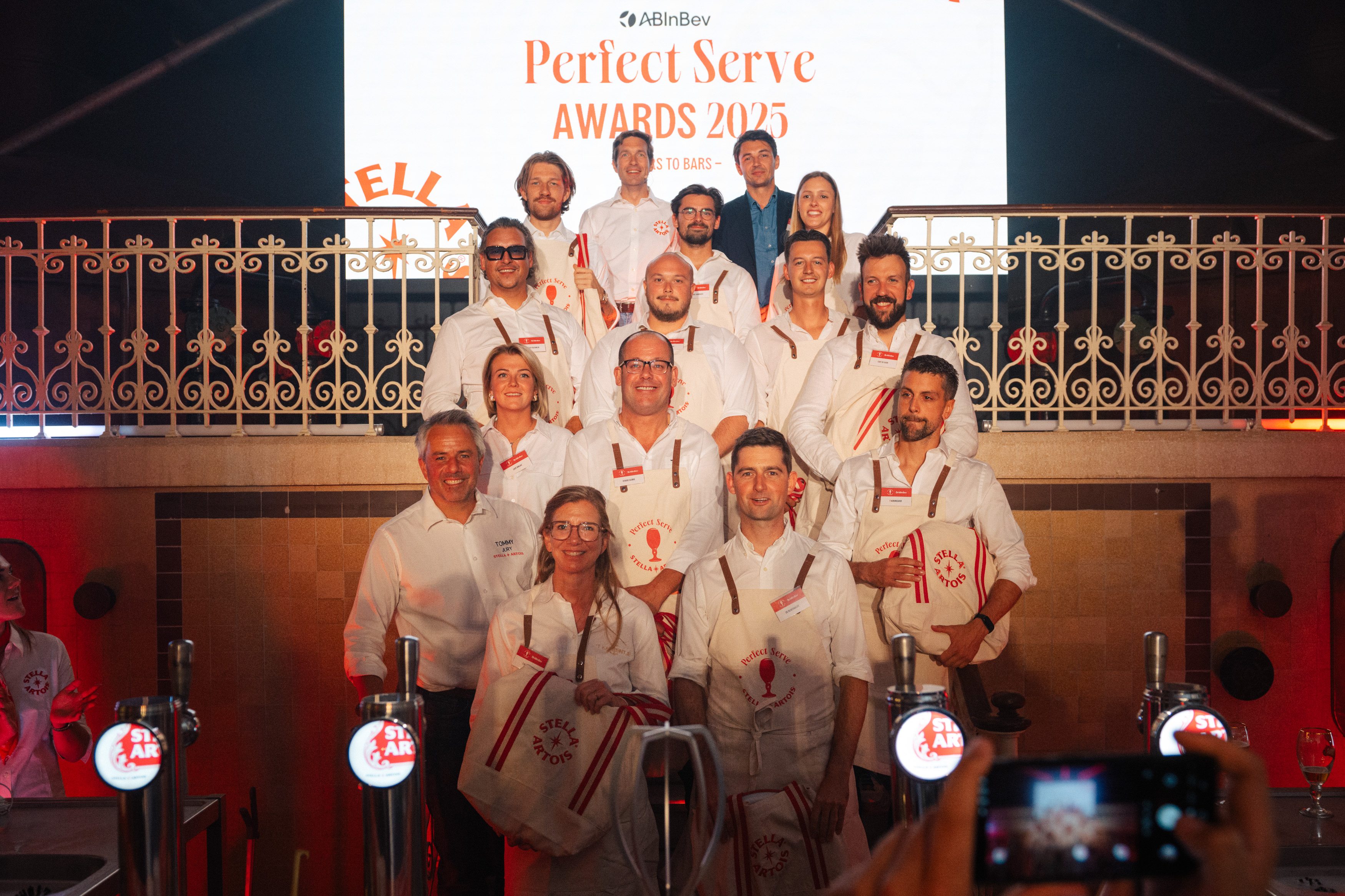 Les 12 finalistes avec Alexander Soenen (Directeur Horeca AB InBev Belgique) et Chris Vanbroekhoven (CEO BeNeFraLux AB InBev)