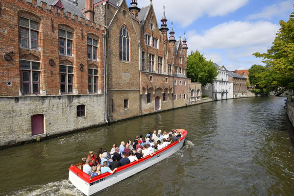 Bruges to ban amplified sound on tourist boats from 2029