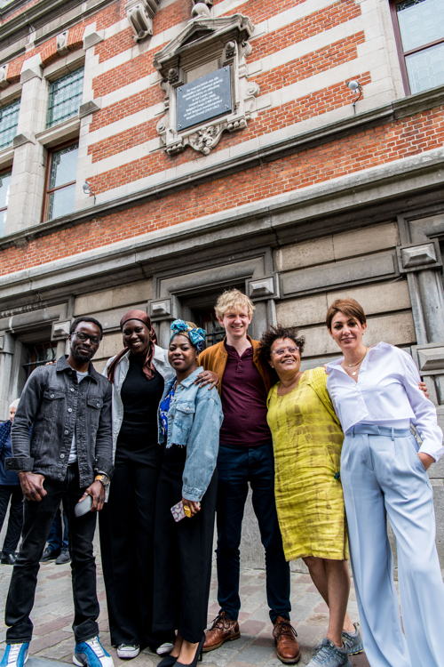 Zakayo Wandoloh en Judith Elseviers van de stuurgroep, Muabana en schepenen aan nieuwe gedenksteen(c) Dries Luyten