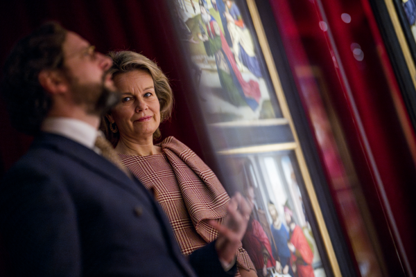 Sa Majesté la Reine visite l’exposition « DIERIC BOUTS. Créateur d’images » au musée M Leuven