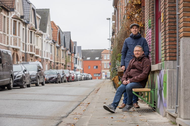Redacteurs Jan Nomes en Patrick Sys in hun straat. 