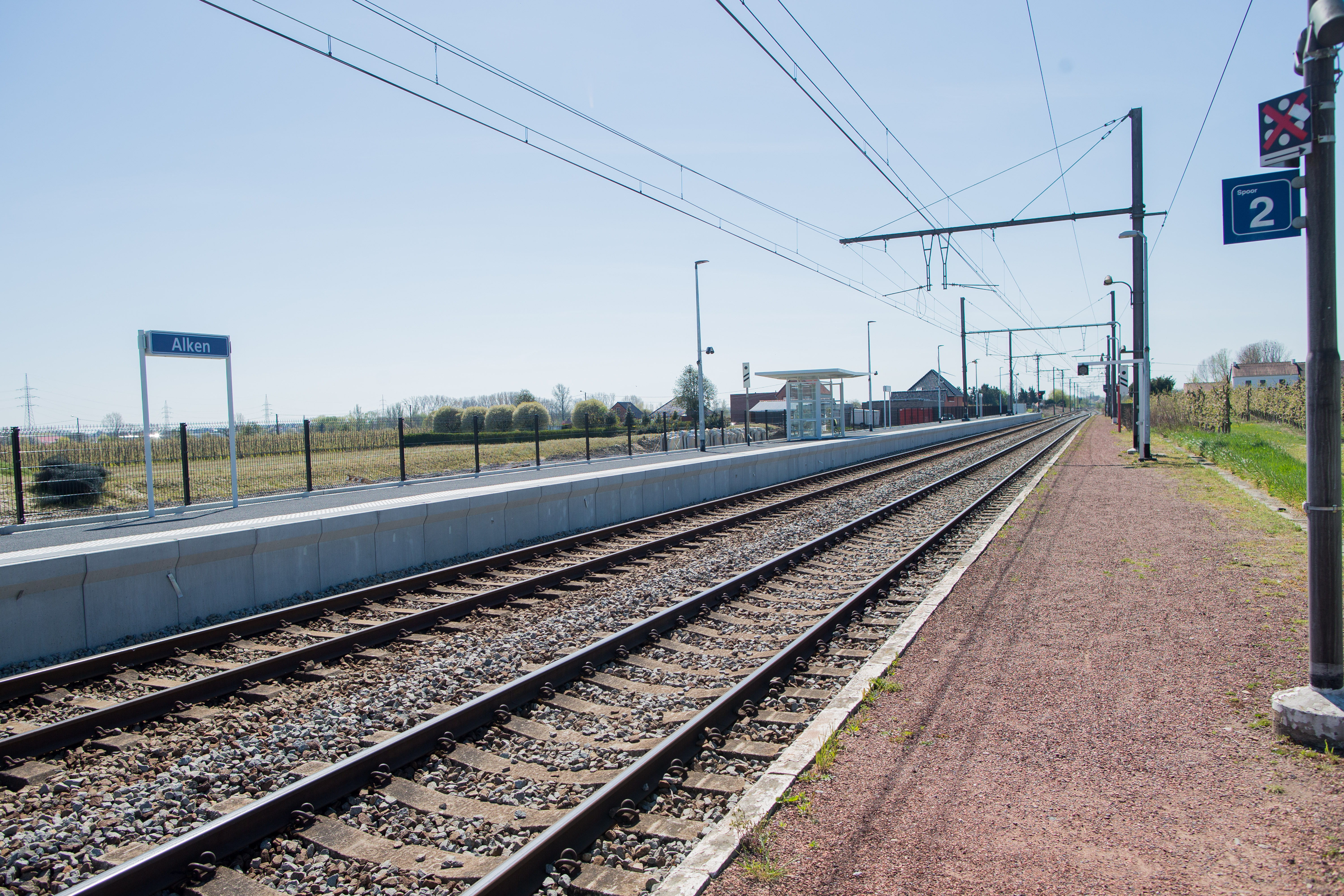 In het station van Alken is de eerste helft van perron 1 (links op de foto) reeds vernieuwd © NMBS