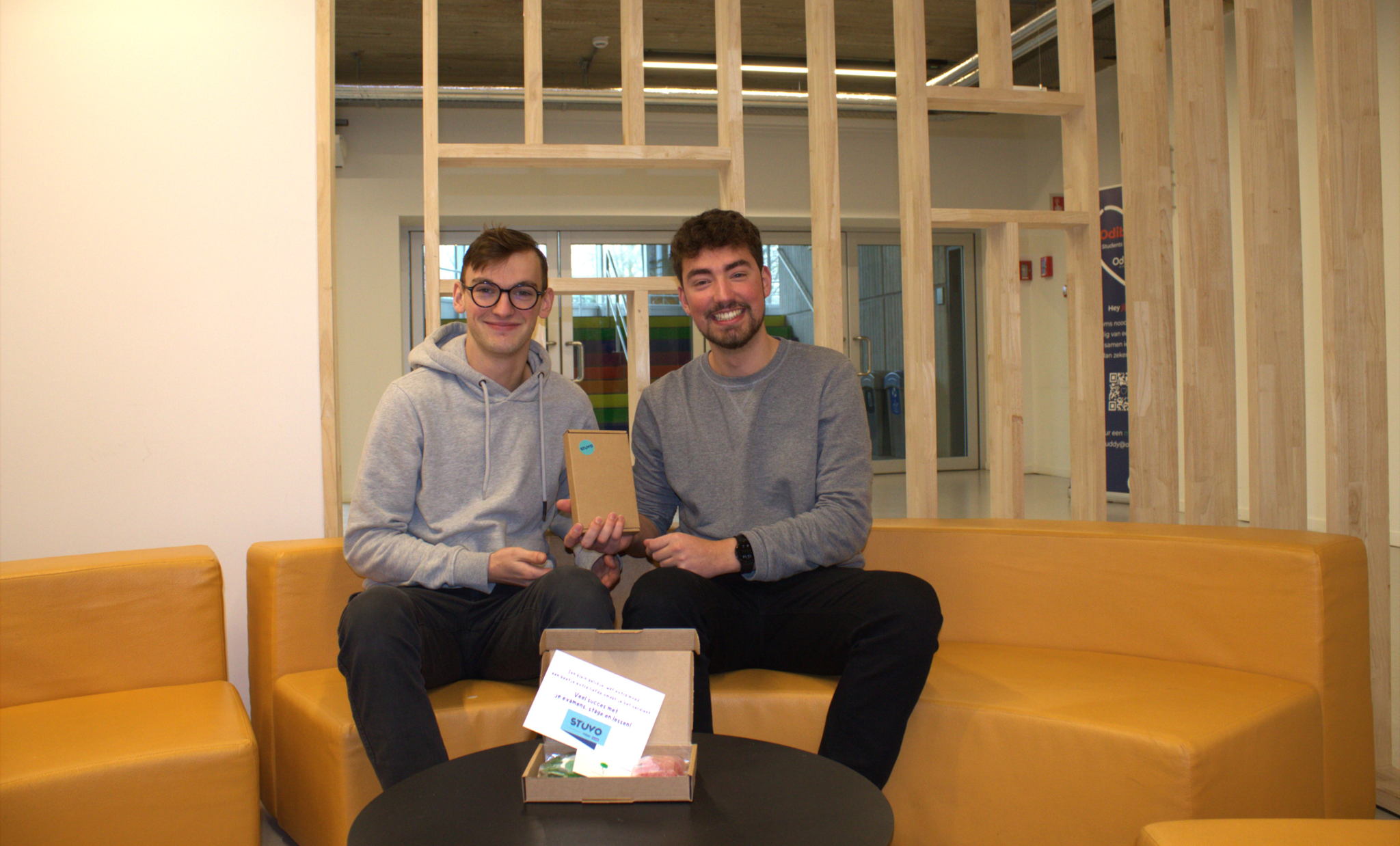 Studenten Lager Onderwijs Brent en Robin schenken elkaar een brienvenbuscadeautje