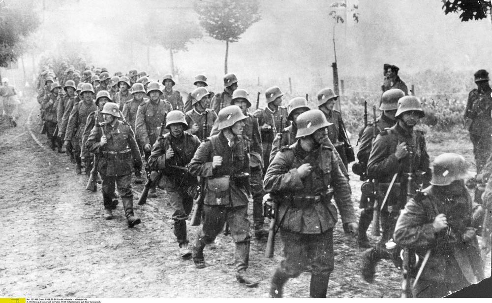 AKG377921 German infantry advance into Poland ©akg-images / ullstein bild