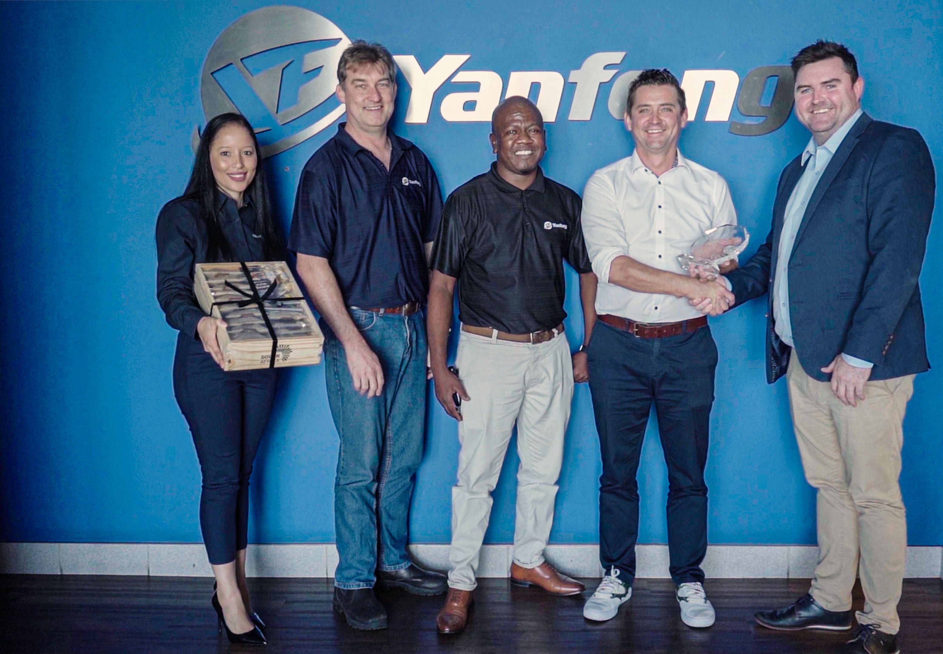 Yanfeng uses solar energy in its two plants in South Africa. The official handover of the solar panels took place at the East London plant together with the SolarAfrica management. From left to right: Riwanca Julius, Customer Experience Leader from SolarAfrica, Gareth Matthew, Maintenance Manager and Luphumlo Ngxalambisi, Procurement, both from Yanfeng in East London, Simon Pella, Senior Manager Procurement at Yanfeng, received the award from David McDonald, CEO of SolarAfrica.