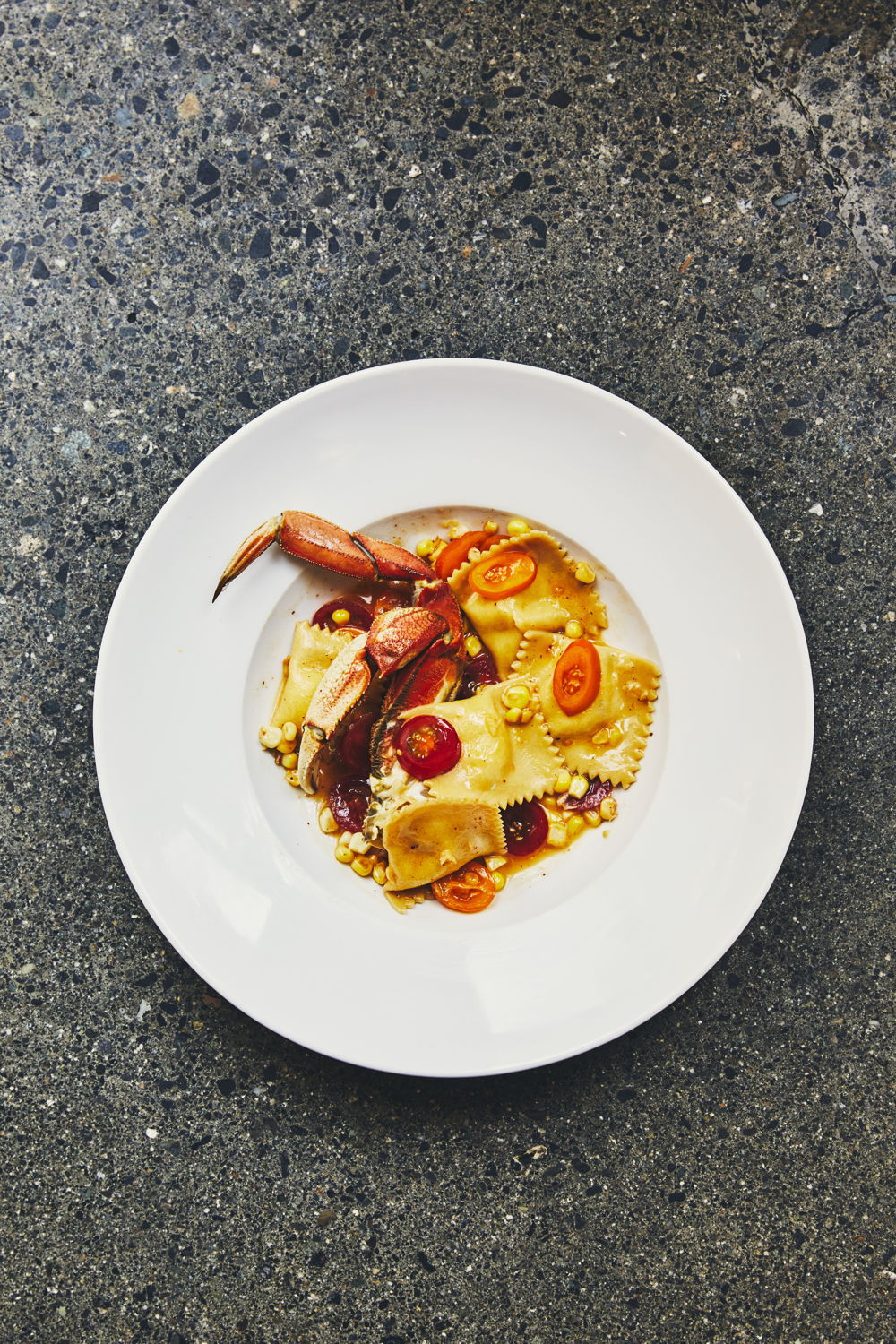 Nowhere *A Restaurant - Nos sens en éveil : le crabe dormeur attire tous les regards dans ce riche plat de raviolis.
(Maude Chauvin/Air Canada enRoute magazine)