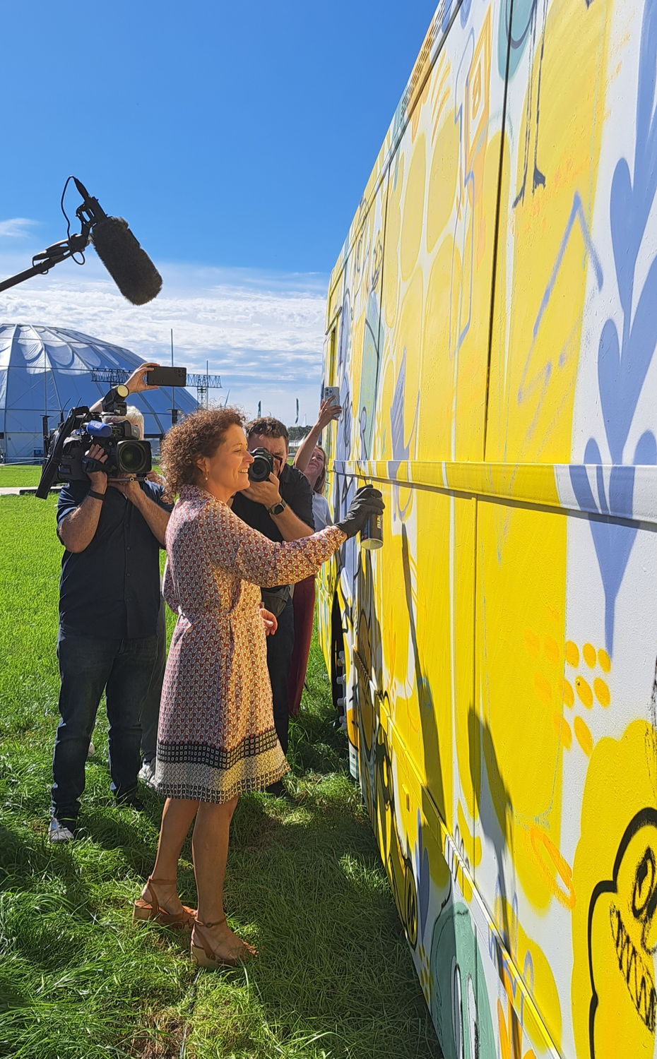 Minister Peeters zet haar stempel op de speciale Pukkelpop-bus van De Lijn met een vleugje graffiti-kunst.