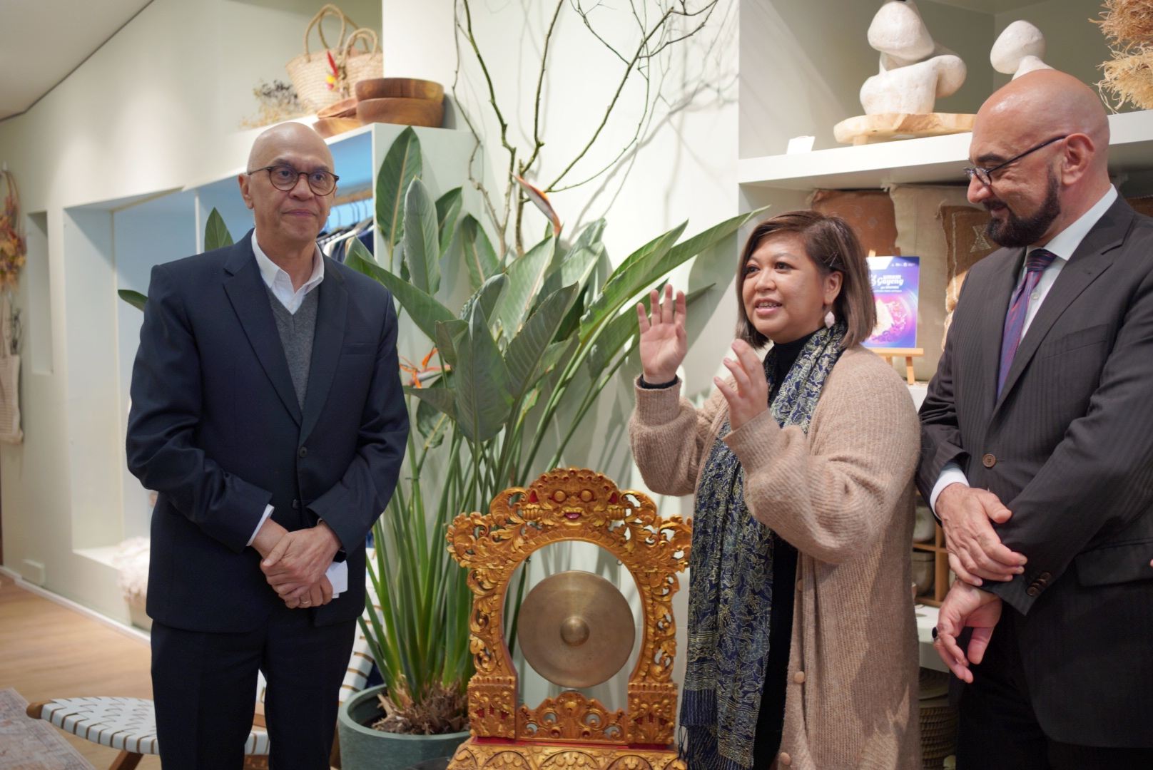 Ambassadeur Z.E. Mr. Andri Hadi (links) en Maryna Mai (initiatiefneemster, midden) Ambassadeur Z.E. Mr. Andri Hadi (links) en Maryna Mai (initiatiefneemster, midden)