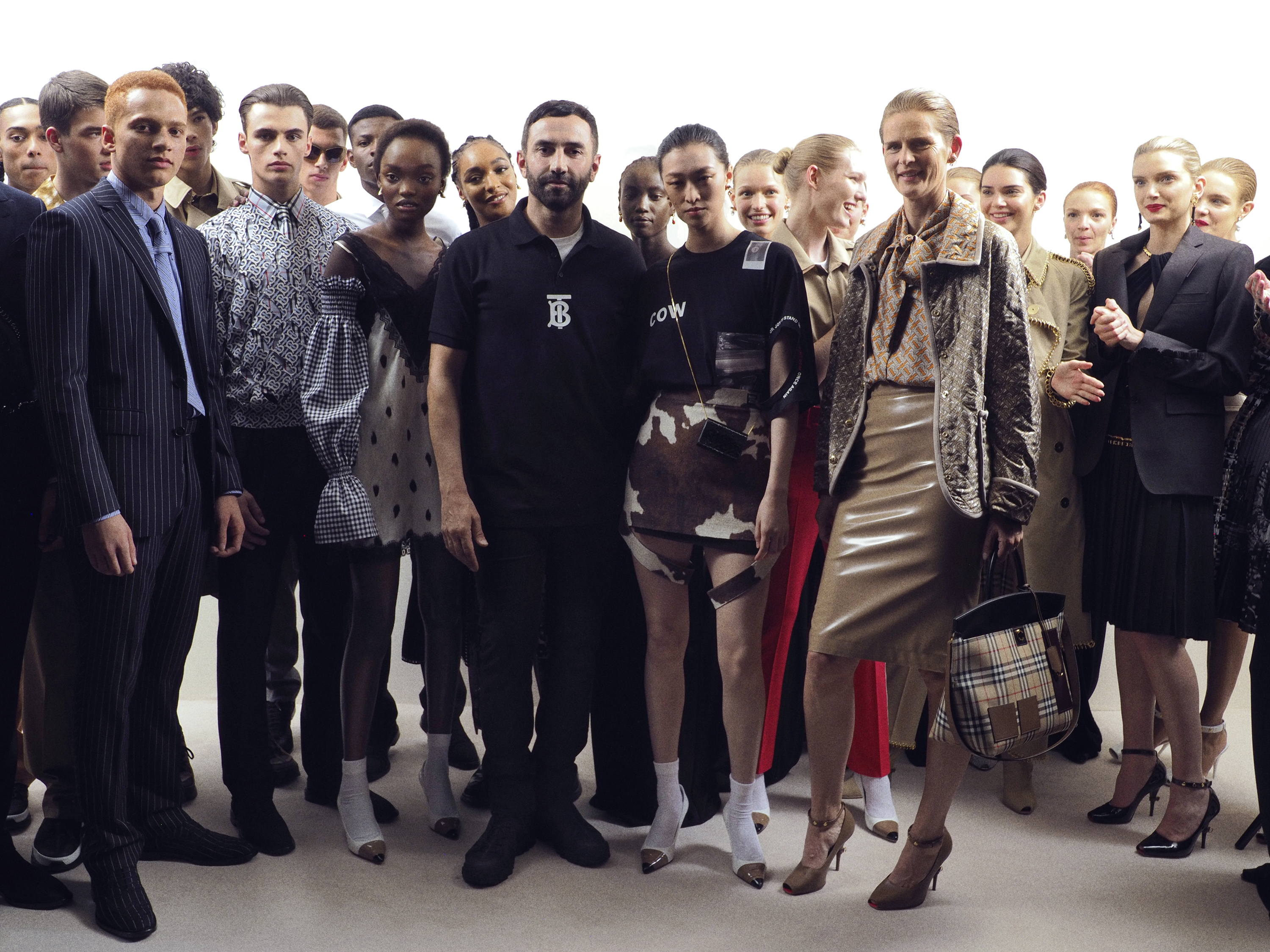 ELLAS CELEBRAN SU ÉXITO CON LA PRIMERA COLECCIÓN DE RICCARDO TISCI PARA BURBERRY