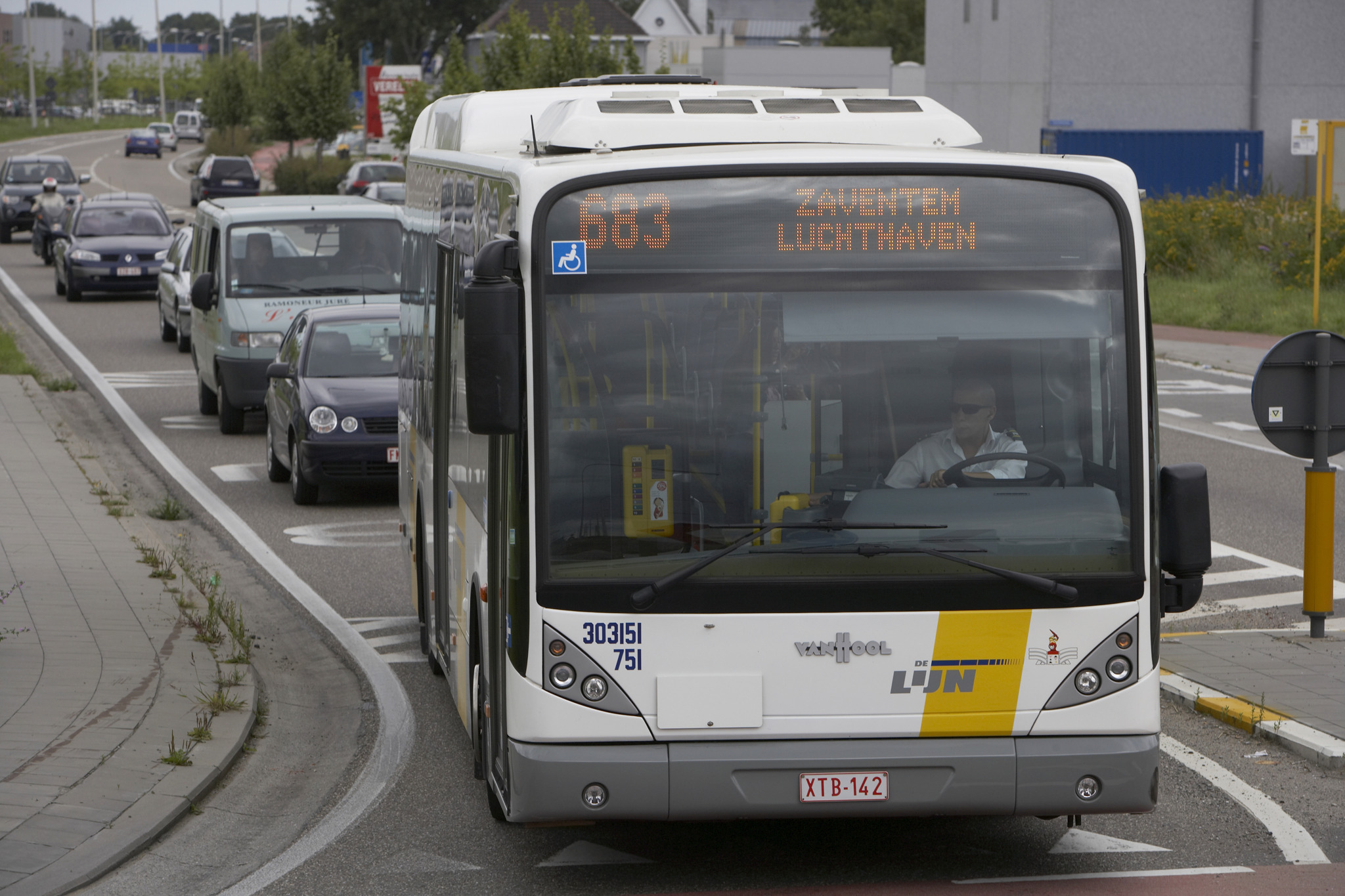 Op zon- en feestdagen in de zomer met bus 683 naar het Vlaanderen-domein in Hofstade