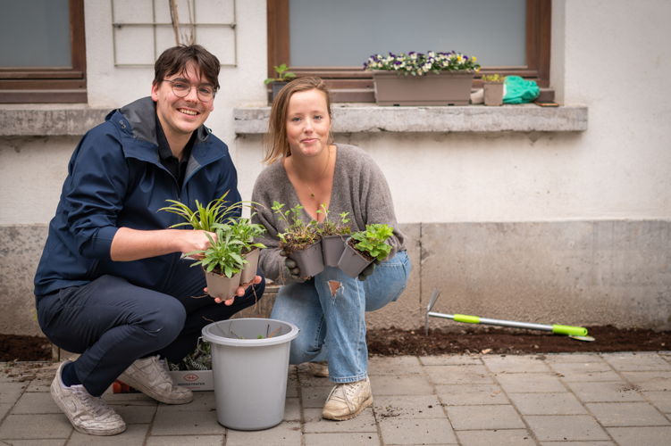 Groenere Bakkerstraat  De Bakkerstraat werd door het district heraangelegd en ook tijdens de Groeidag geopend. Dat maakte van dit weekend het ideale moment om de straat meteen te vergroenen. De bewoners van de Bakkerstraat kregen dus een drankje en plantjes aangeboden om de opening van hun straat te vieren. De straat werd verkeersveiliger aangelegd met verkeersplateaus maar kreeg ook 13 nieuwe bomen. Bij elke heraanleg legt het district Borgerhout ondergronds zo veel mogelijk geveltuinen aan. Bewoners die wensen te vergroenen kunnen daarna aan de slag met hun eigen geveltuin. Zo is een vernieuwde straat sowieso sneller groen en kunnen bewoners genieten van elkaars geveltuinen. 