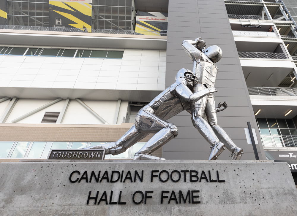La statue ''The Touchdown'' à l’extérieur du Terrain Tim Hortons. Crédit photo : Kevin Sousa/LCF.