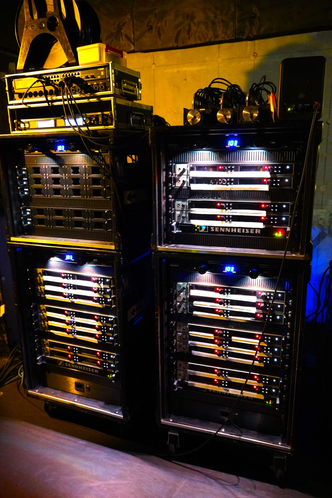 The digital EM 6000 Dante 2-channel receivers