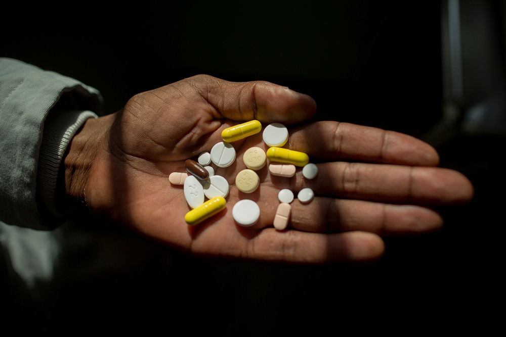 Simphiwe Zwide, de 43 años, vive en Khayelitsha, Sudáfrica. Simphiwe toma hasta 26 píldoras por día para tratar la tuberculosis extremadamente resistente. © Sydelle WIllow Smith