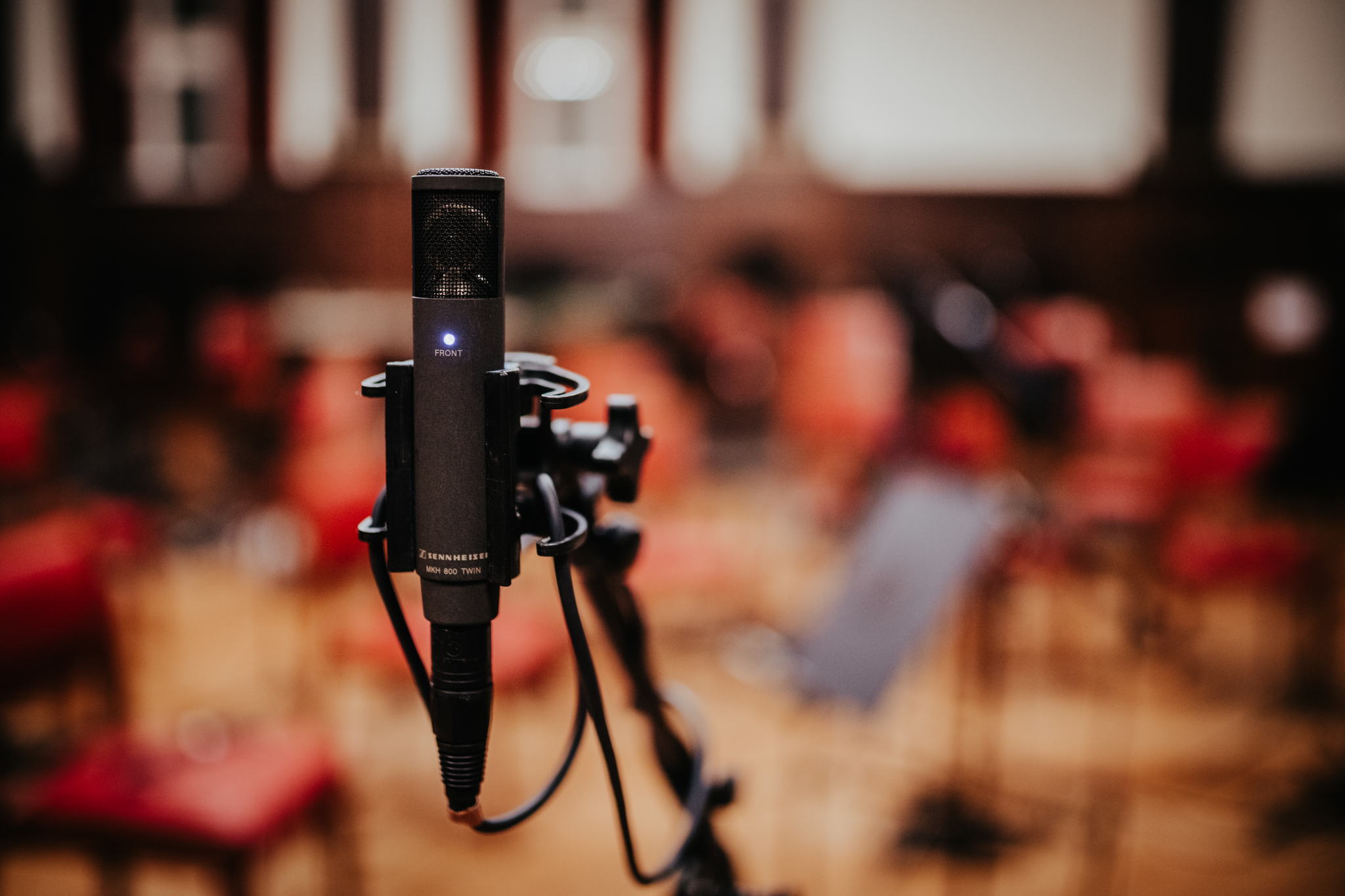 The Sennheiser MKH 800 TWIN dual capsule microphone supplies the two signals from the transducers separately. This allows the pick-up pattern to be adjusted even during post-production Image: bildgeber.de, courtesy of the Mahler Chamber Orchestra The Sennheiser MKH 800 TWIN dual capsule microphone supplies the two signals from the transducers separately. This allows the pick-up pattern to be adjusted even during post-production Image: bildgeber.de, courtesy of the Mahler Chamber Orchestra