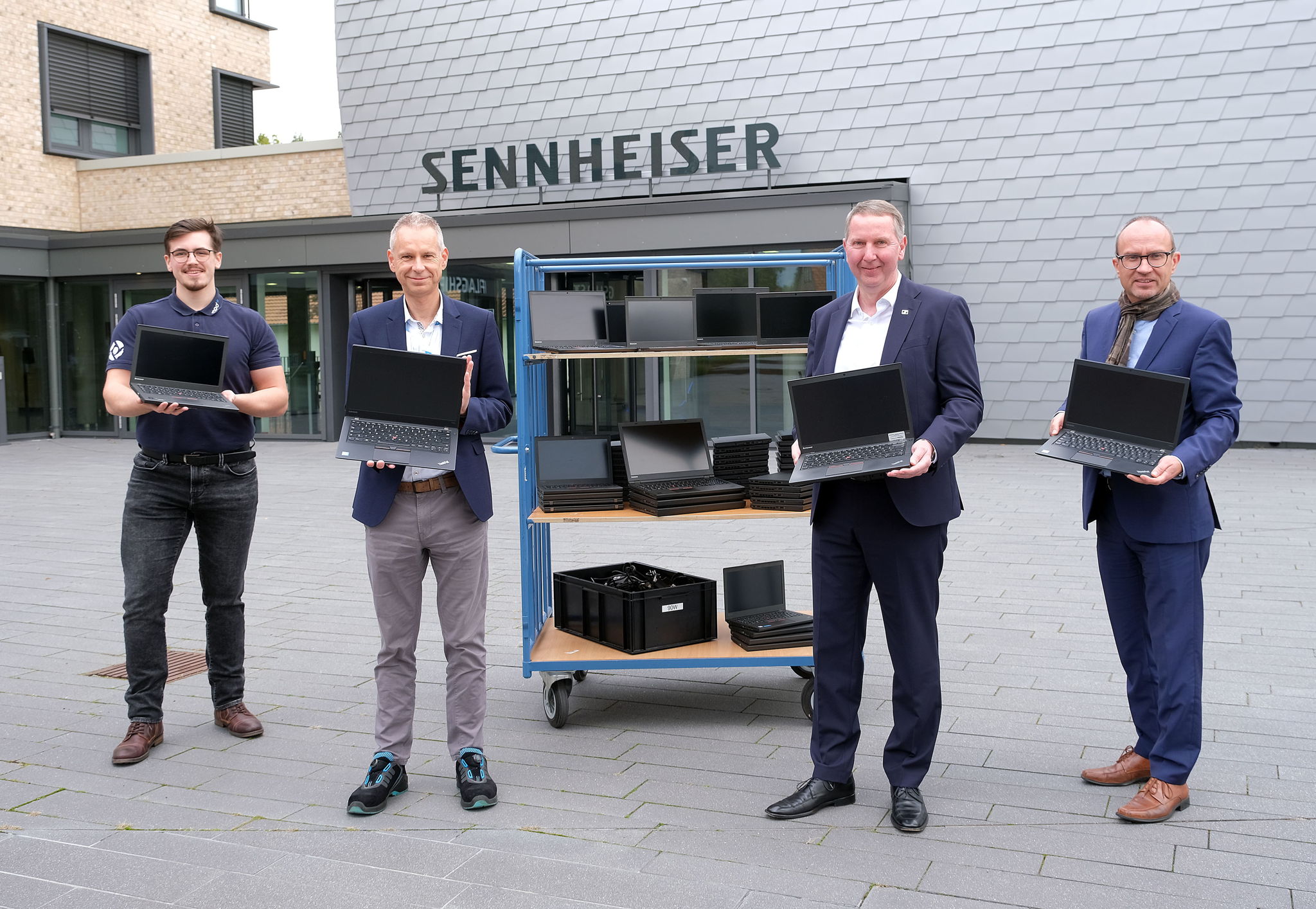 Gebrauchte Laptops für sozial benachteiligte Schüler*innen: Max Lohse und Matthias Strauss zusammen mit Thomas Weinzierl (von links, alle Sennheiser) und Olaf Brandes von der Stiftung Niedersachsen Metall. Foto: Gossmann Gebrauchte Laptops für sozial benachteiligte Schüler*innen: Max Lohse und Matthias Strauss zusammen mit Thomas Weinzierl (von links, alle Sennheiser) und Olaf Brandes von der Stiftung Niedersachsen Metall. Foto: Gossmann