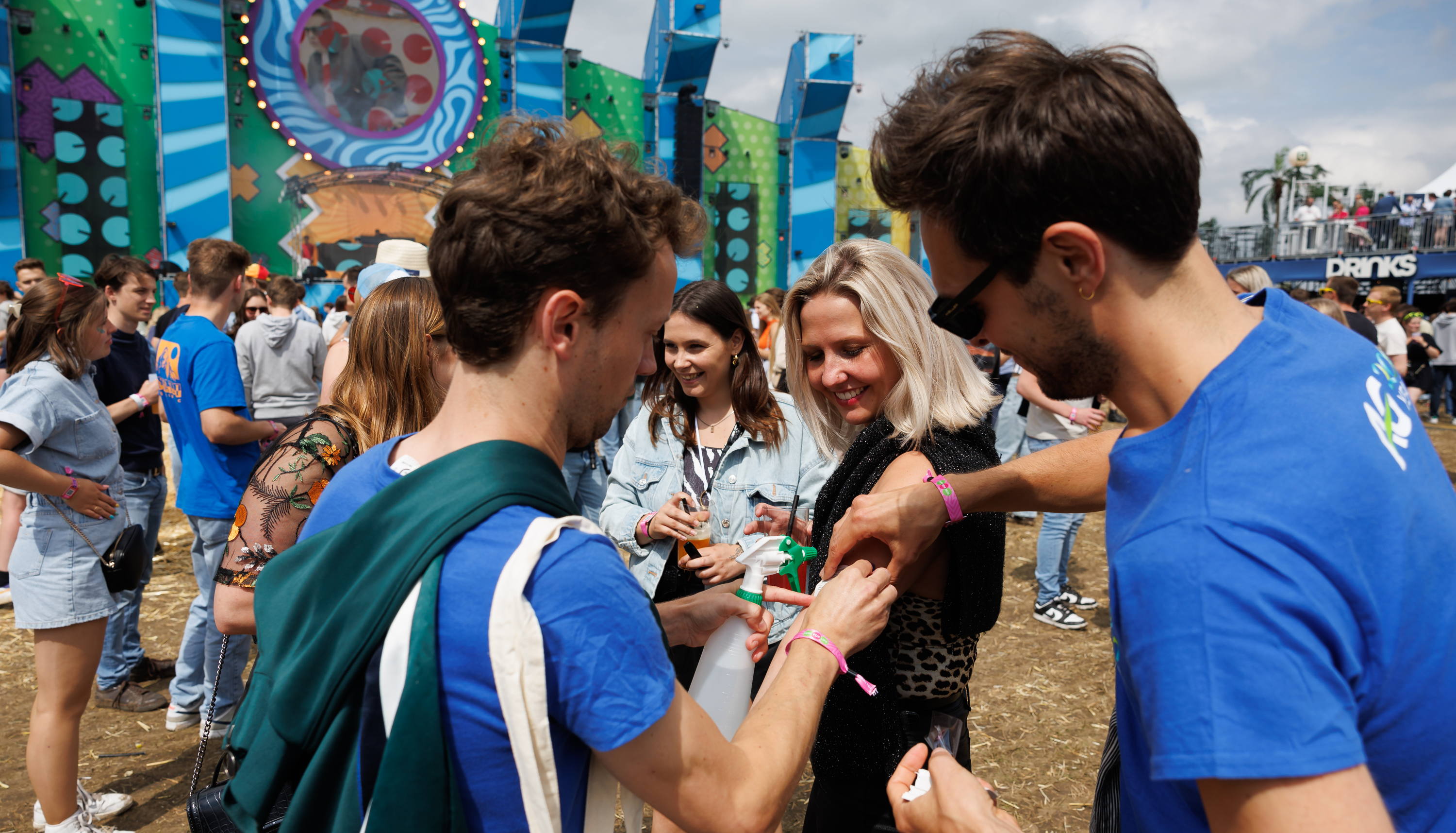 Slimme UV-tattoos waarschuwen festivalgangers van zodra het tijd is om zonnecrème te smeren