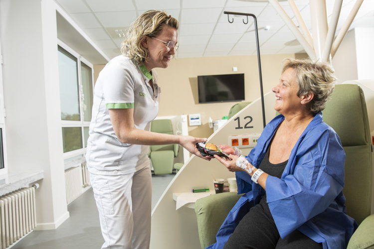 Een patiënte krijgt na haar onderzoek of ingreep een broodje in de cardiolounge. (Foto: ZAS) Een patiënte krijgt na haar onderzoek of ingreep een broodje in de cardiolounge. (Foto: ZAS)