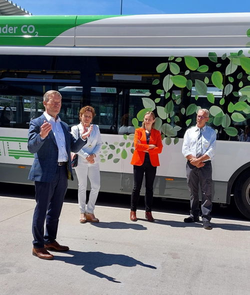 V.l.n.r.: Johan Sauwens (voorzitter van de raad van bestuur De Lijn), Lydia Peeters (Vlaams minister van Mobiliteit), Ann Schoubs (directeur-generaal De Lijn), Willy Beckers (chauffeur De Lijn)