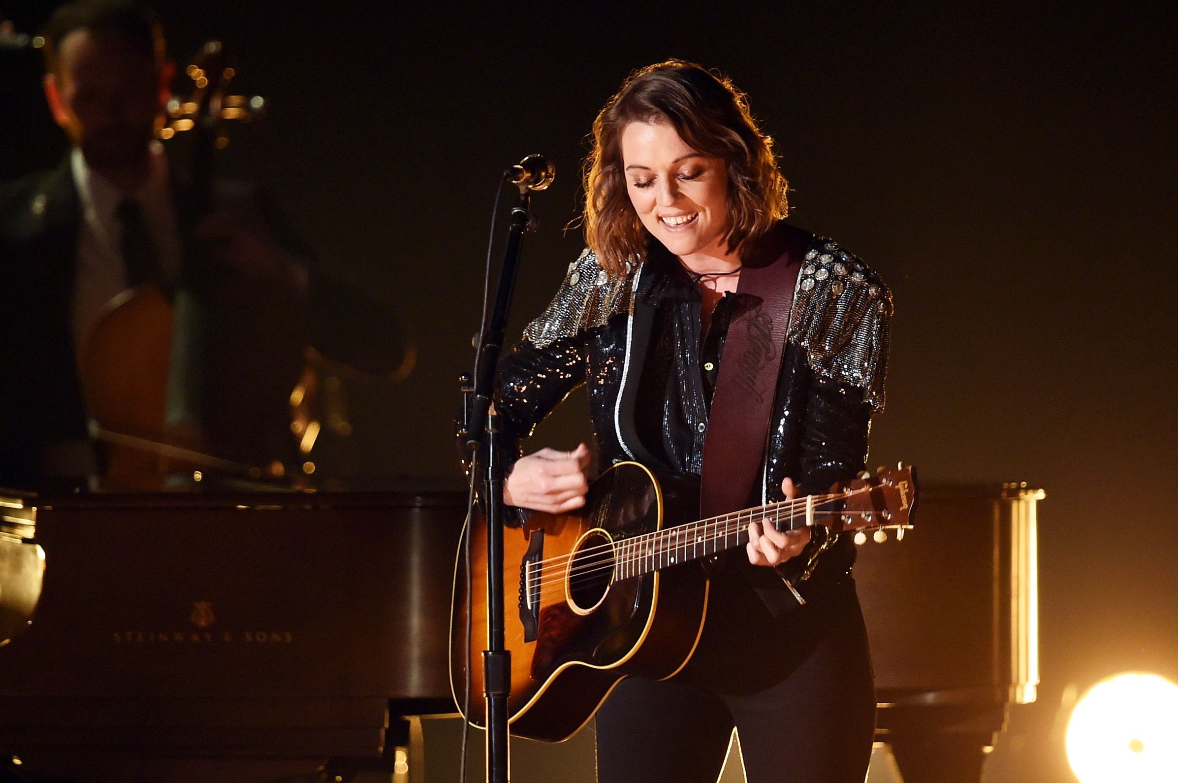 Brandi Carlile mit ihrem Neumann KMS 105 bei der 61. Grammy-Verleihung ​
(Bildnachweis: Getty Images, Kevin Winter)