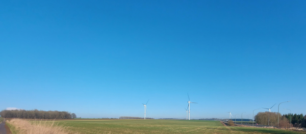 Grâce au balisage lumineux dynamique, la Défense, ENGIE et Luminus diminuent l’effet visuel du parc éolien de Tinlot
