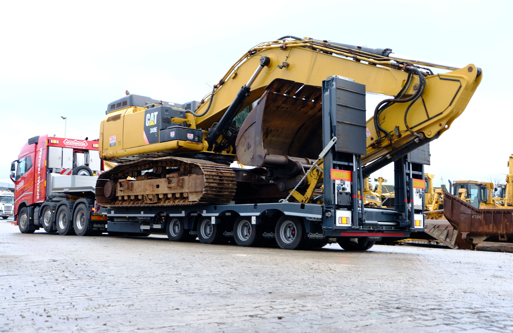 Nooteboom Semitieflader mit hydraulischer Verbreiterung