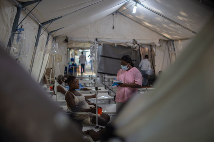 Haiti CTC Turgeau – Nurse consults the mother of a child suffering from cholera at the cholera treatment center (CTC) installed at the MSF Emergency Center of Turgeau. MSF hired around 150 staff since the resurgence of cholera at the beginning of October to respond to the increasing number of arrivals of ill patients. Copyright : MSF/Alexandre Michel