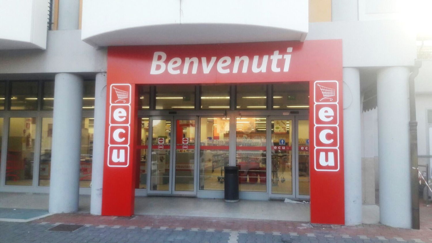 - Esterno punto vendita