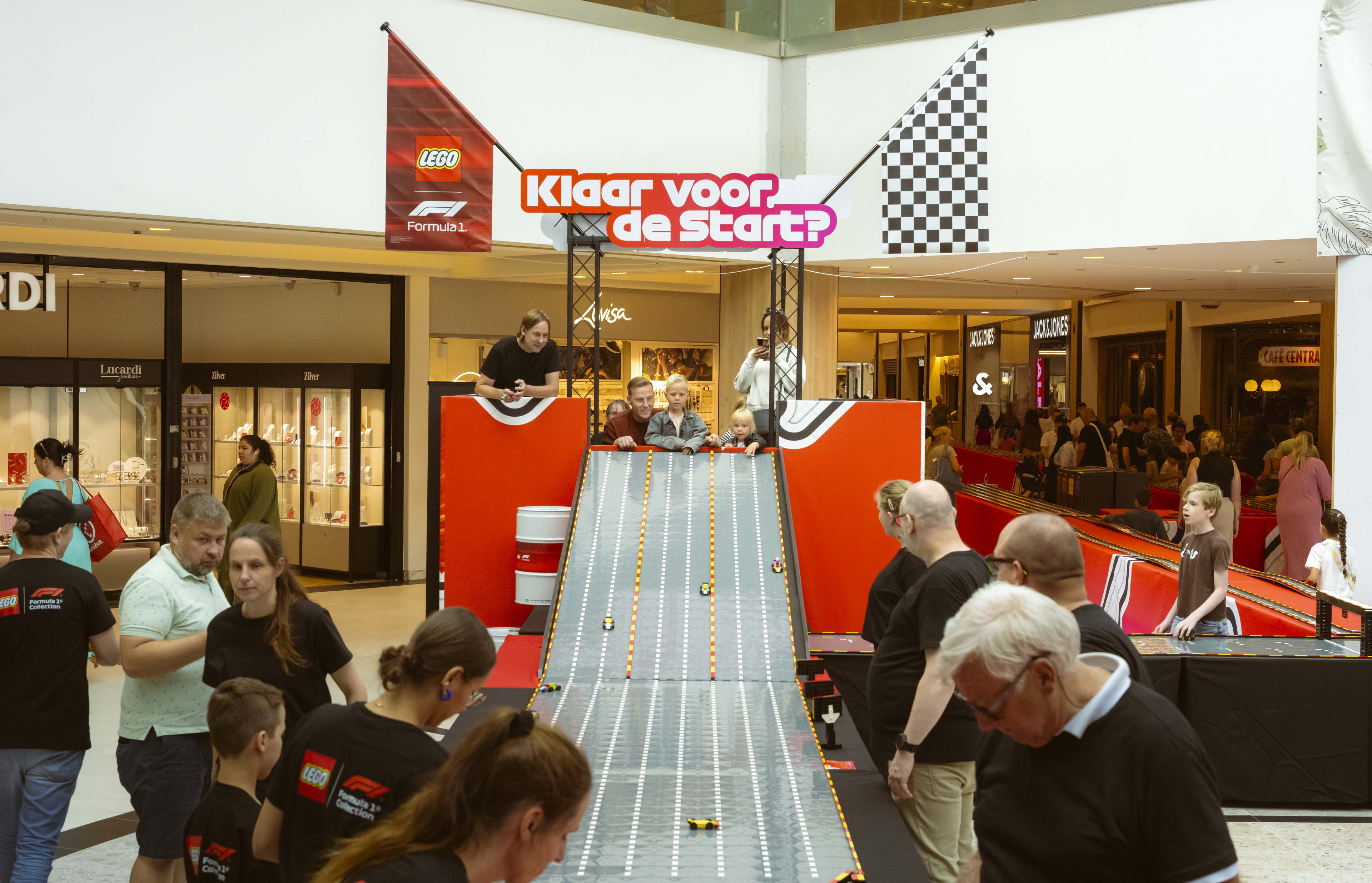 Persbericht: Nieuw wereldrecord! LEGO® fans bouwen op één nacht 800 meter lange F1-racebaan van 200.000 LEGO® stenen in Wijnegem - Shop Eat Enjoy