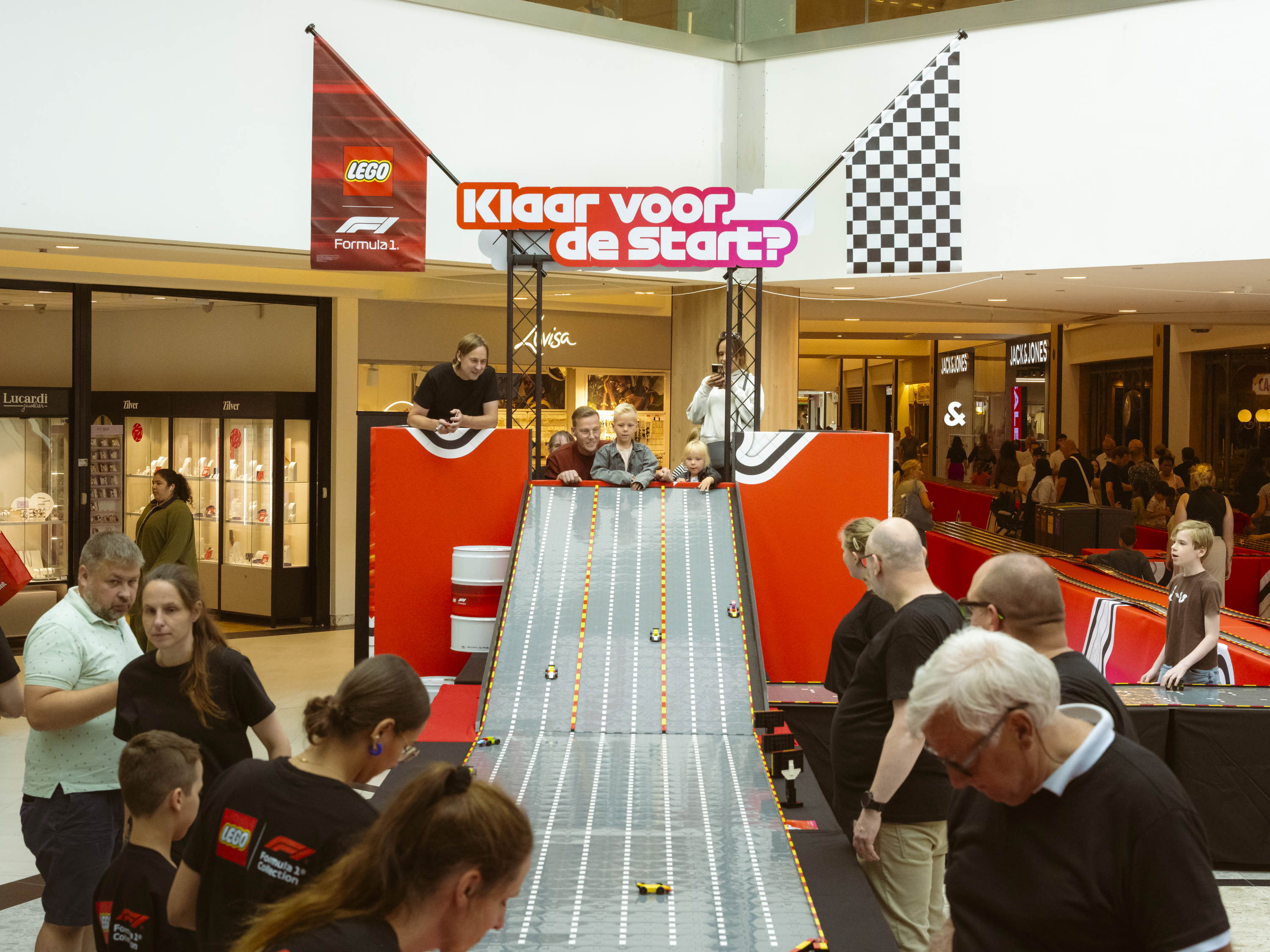 Persbericht: Nieuw wereldrecord! LEGO® fans bouwen op één nacht 800 meter lange F1-racebaan van 200.000 LEGO® stenen in Wijnegem - Shop Eat Enjoy