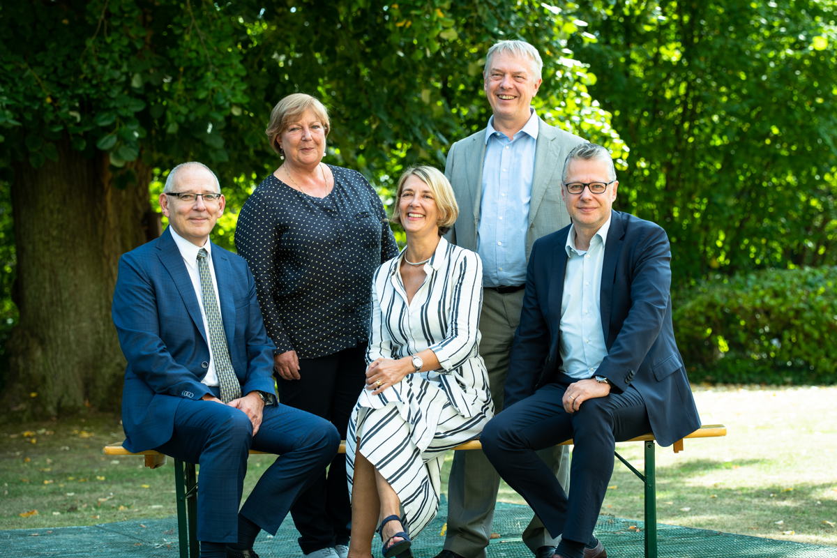 Van links naar rechts: Hugo Thienpont, Nadine Engels, Karin Vanderkerken, Jan Danckaert en Pieter Ballon