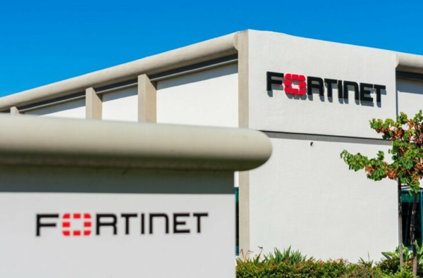 Onderzoek door Fortinet: 75% van alle bedrijven met OT-omgevingen kreeg afgelopen jaar te maken met minstens één beveiligingsincident