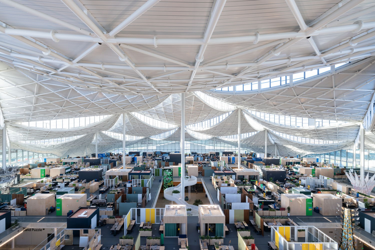 A bird’s-eye view of the second floor workspace at Bay View shows how thousands of Googlers can be in a connected space with individual team neighborhoods under an inspiring canopy. (Photo: Iwan Baan)