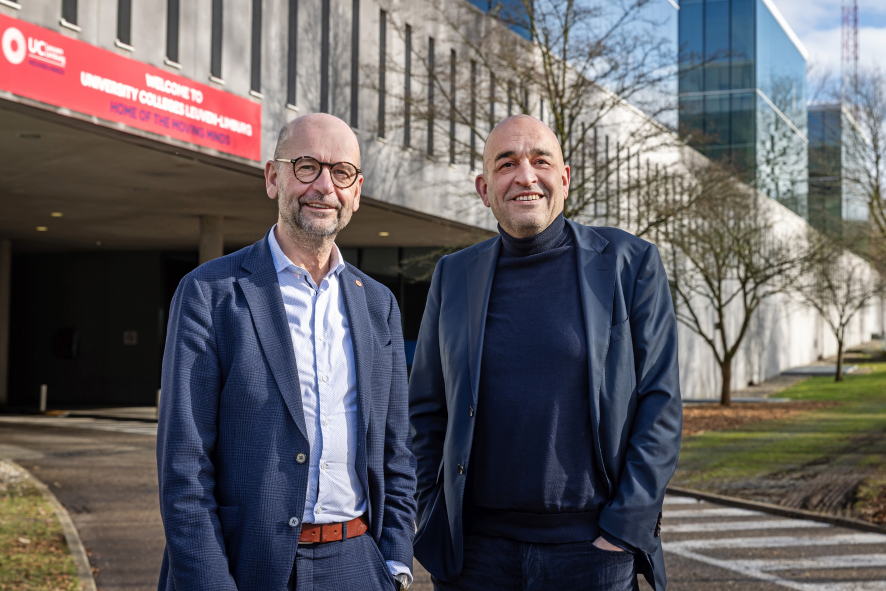 Marc Vandewalle, algemeen directeur van UCLL en Kris Claes, gedelegeerd bestuurder van Voka-KvK Vlaams-Brabant slaan de handen in elkaar om werkplekleren een boost te geven.