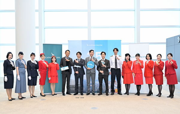 札幌就航35周年新千歳空港で搭乗客を歴代のユニフォームでお迎え
