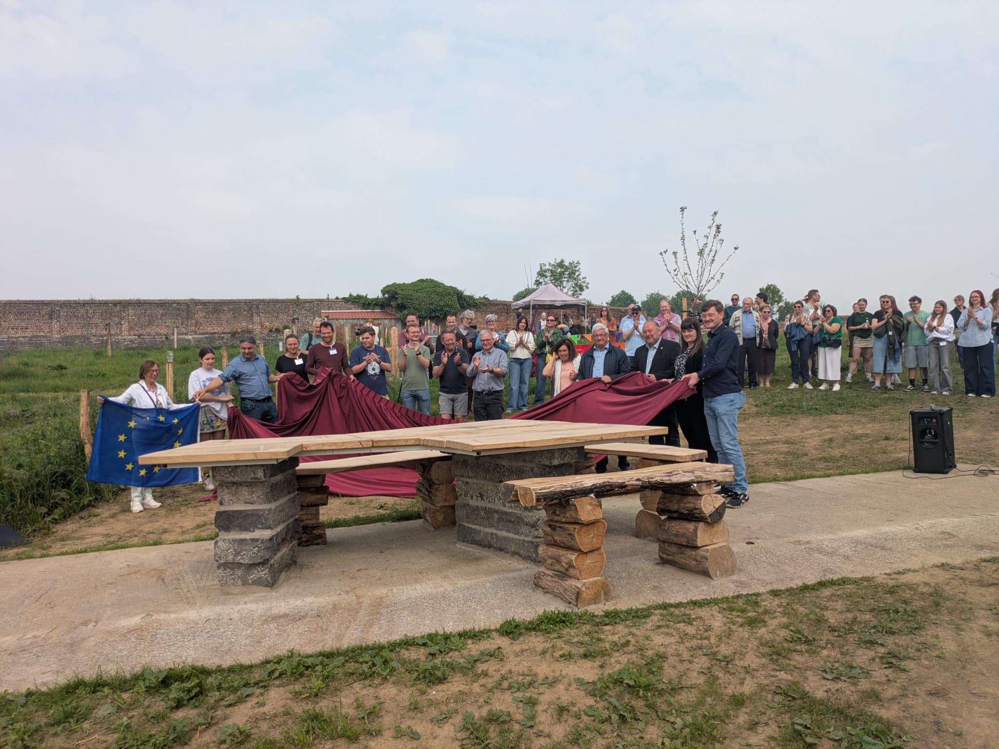 Op 3 mei werd de wei aan 't Paenhuys in Hoegaarden feestelijk geopend. Op 3 mei werd de wei aan 't Paenhuys in Hoegaarden feestelijk geopend.