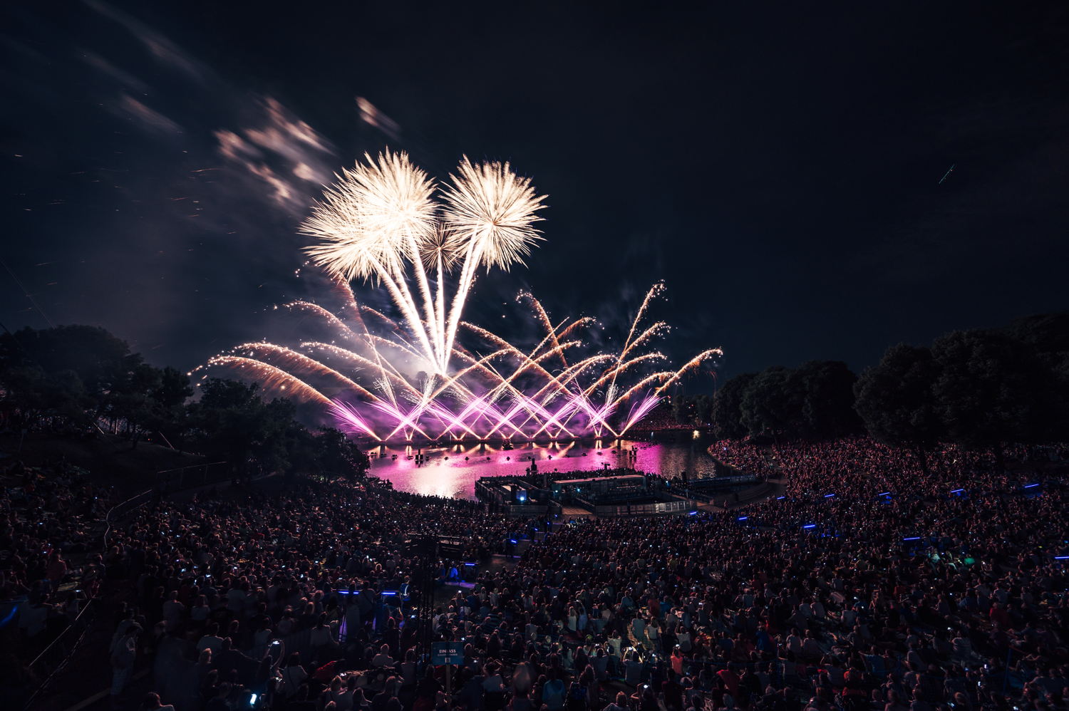 Mit Live-Musik, vielseitiger Kulinarik und spektakulärem Feuerwerk feiert der Sommernachtstraum 2022 sein Comeback im Olympiapark. (Copyright by Fabian Stoffers)