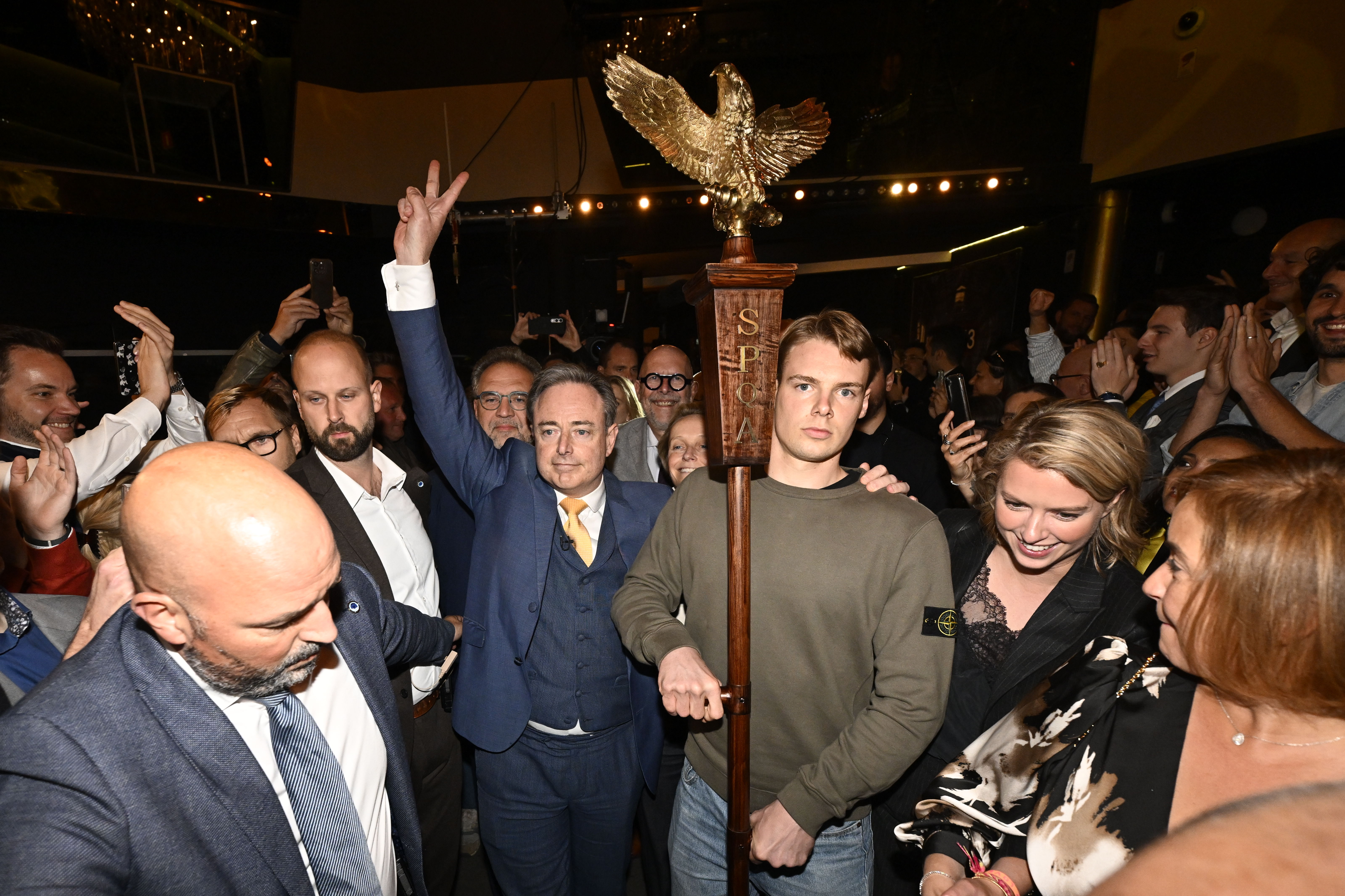 Le bourgmestre d'Anvers Bart De Wever et son fils Hendrik lors d'une réunion de la section anversoise du parti nationaliste flamand conservateur N-VA, le soir des élections locales du dimanche 13 octobre 2024. © Belgaimage - Dirk Waem