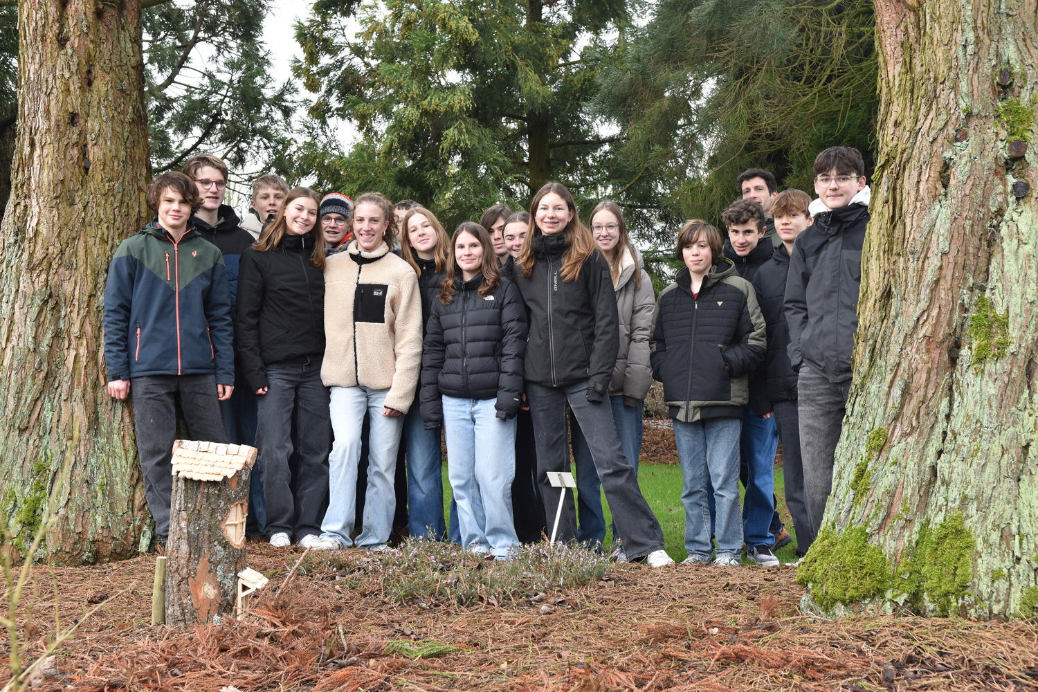 leerlingen Campus Lievegem bij een van de kabouterhuisjes