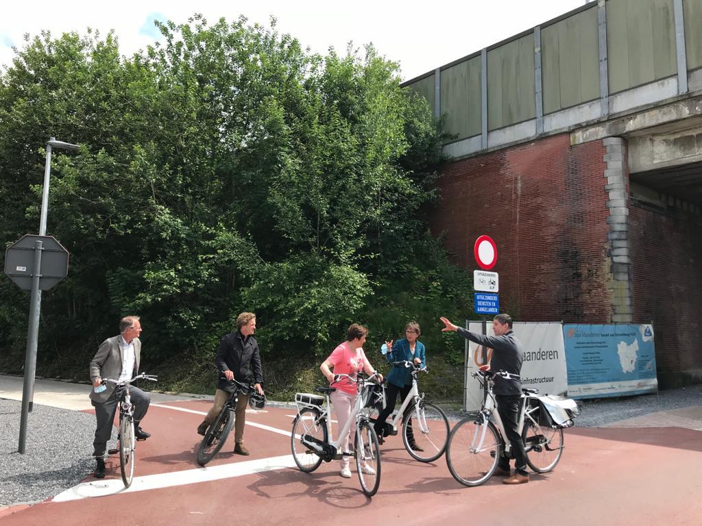 vlnr: Bernard De Potter, directeur-generaal bij de Vlaamse Milieumaatschappij, schepenen Reinold De Vuyst en Marleen Lambrechts, gedeputeerde Riet Gillis, Martin Dierickx, medewerker Provincie