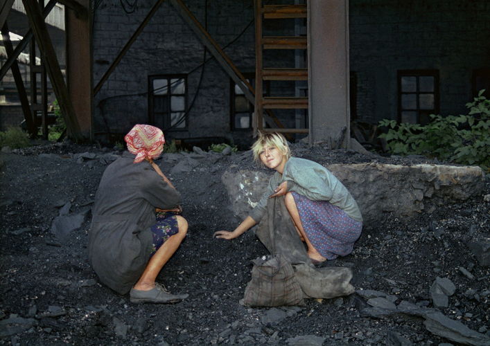  AKG7759218 Women Collect Coal from a Disused Coal Mine / Luhansk / Ukraine / Photo, 1996 ©akg-images / Matthias Lüdecke