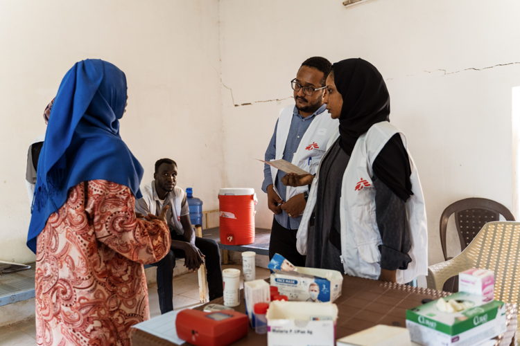 MSF collaborates with the Ministry of Health in running the clinic and coordinates transfers to nearby hospitals for cases that need to be admitted to hospital. The location of the camp makes it easy to access the main hospital in Wad Madani. Copyright - Ala Kheir