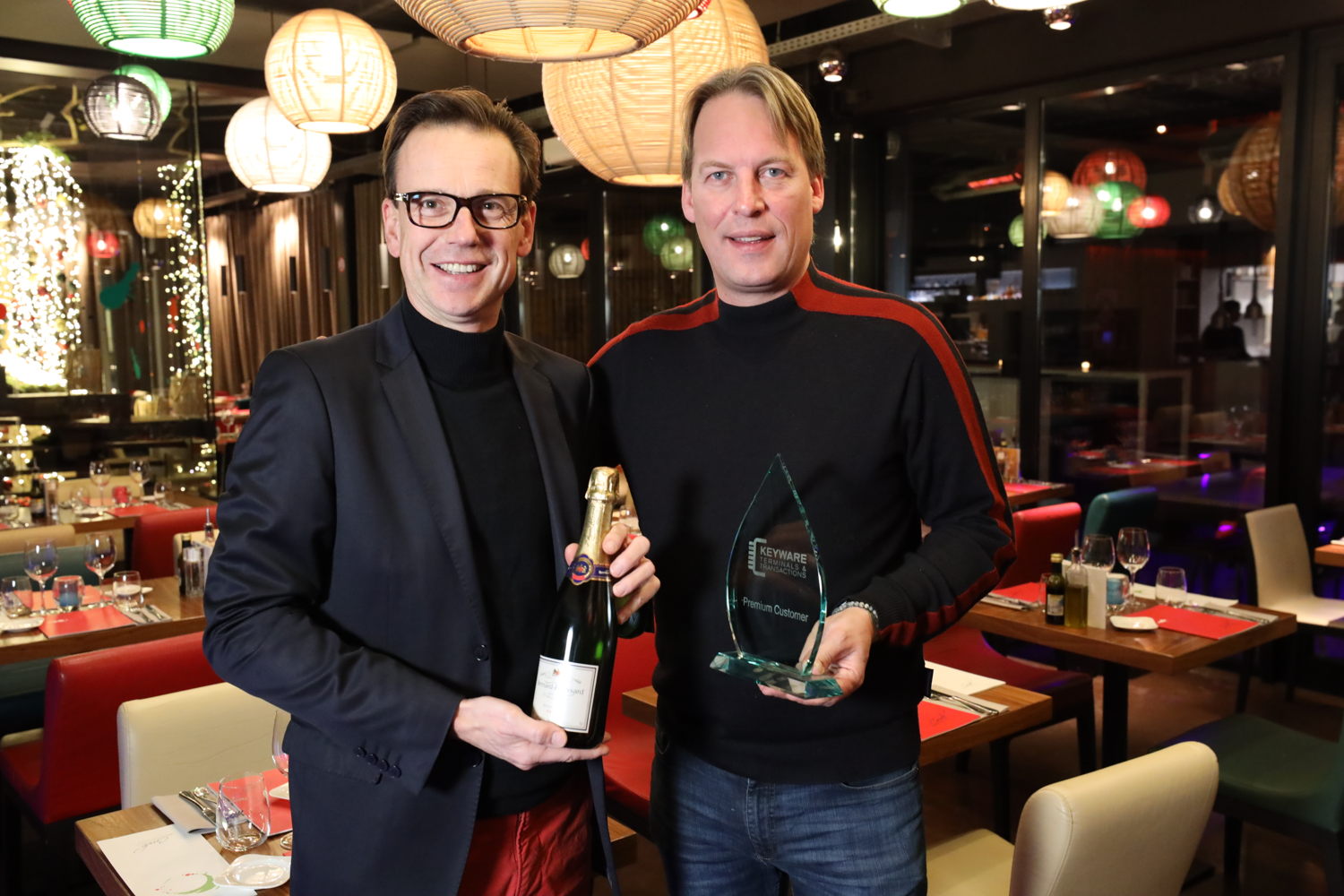 Joris Maes (CCO van Keyware) geeft award aan Yves Smolders (Zaakvoerder A&D Events)