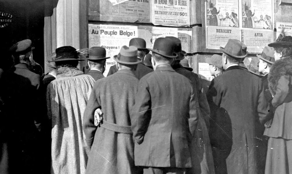 Citoyens devant les affiches de guerre (copyright : les Archives de l'Etat en Belgique