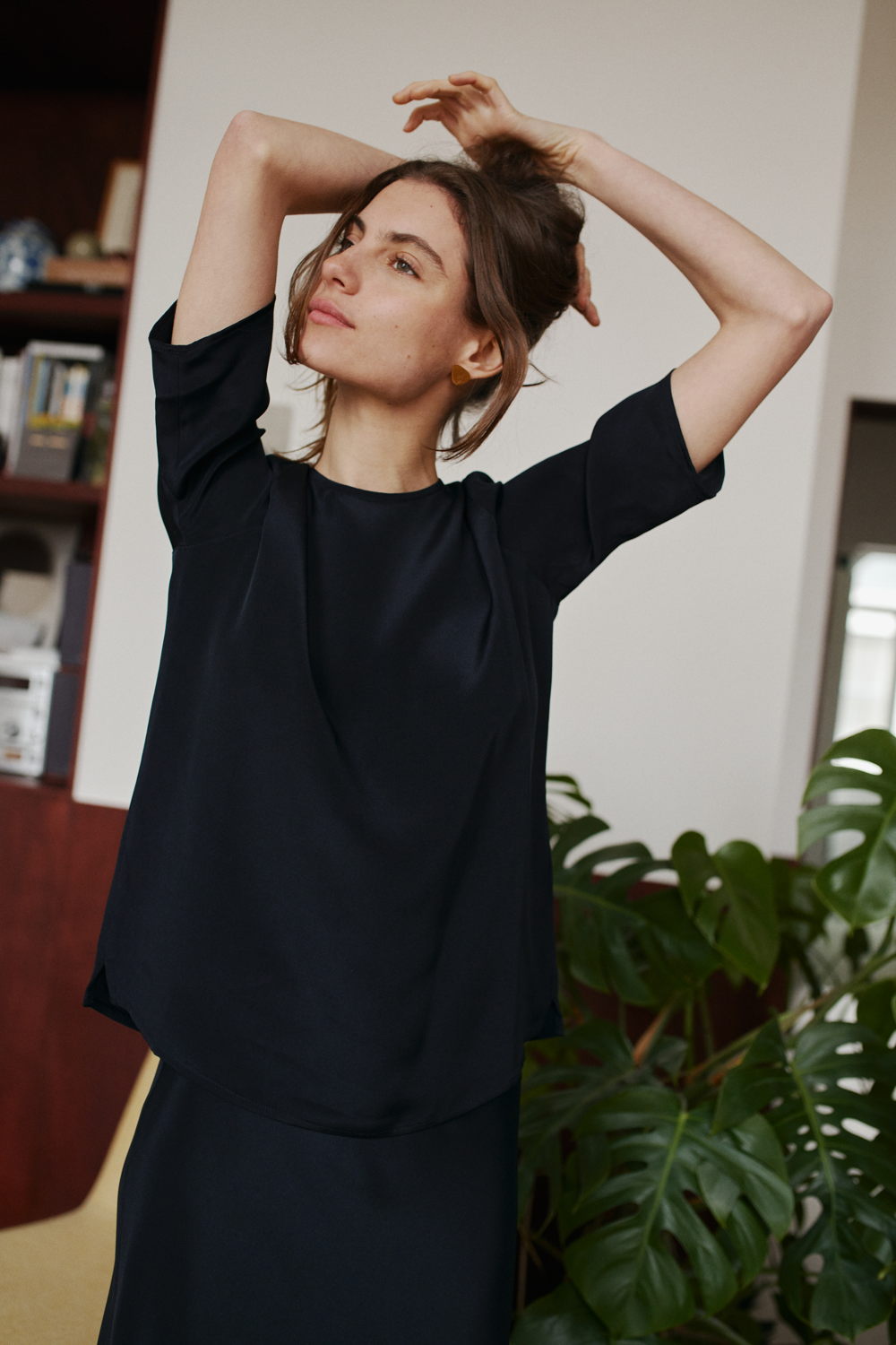 Mardi editions - SS23 - Jupe Margaux (112€) Top Daphne Soie Bleu marine (145€) (2)
