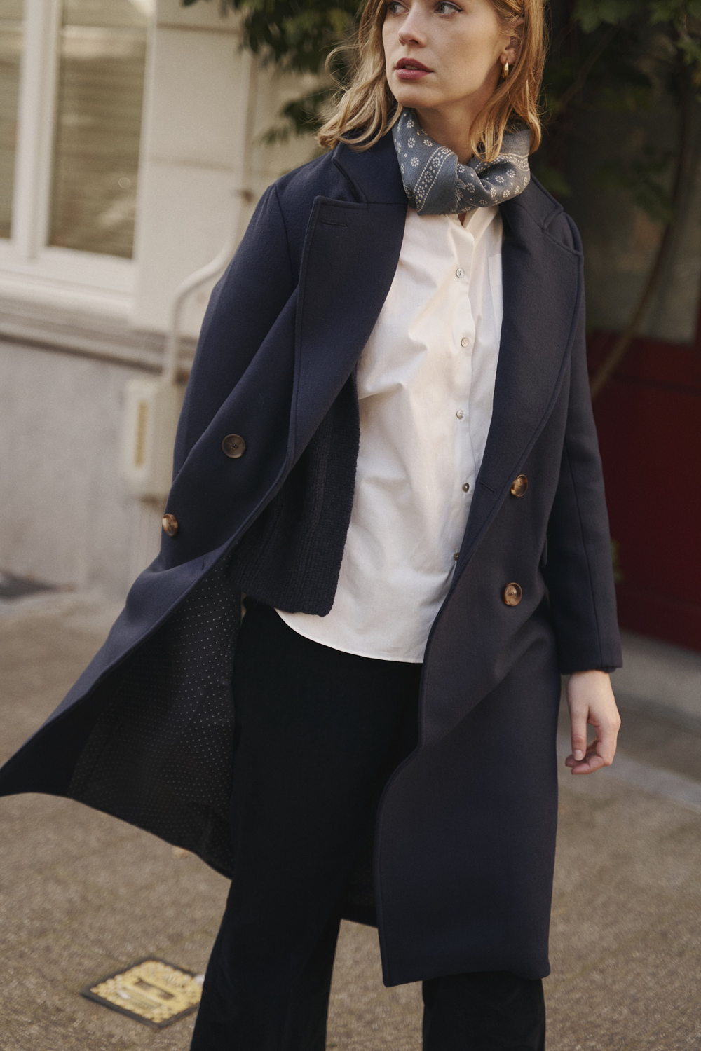 Mardi Editions - Manteau Claire Bleu marine 495€ - Victoria Blanc 175€