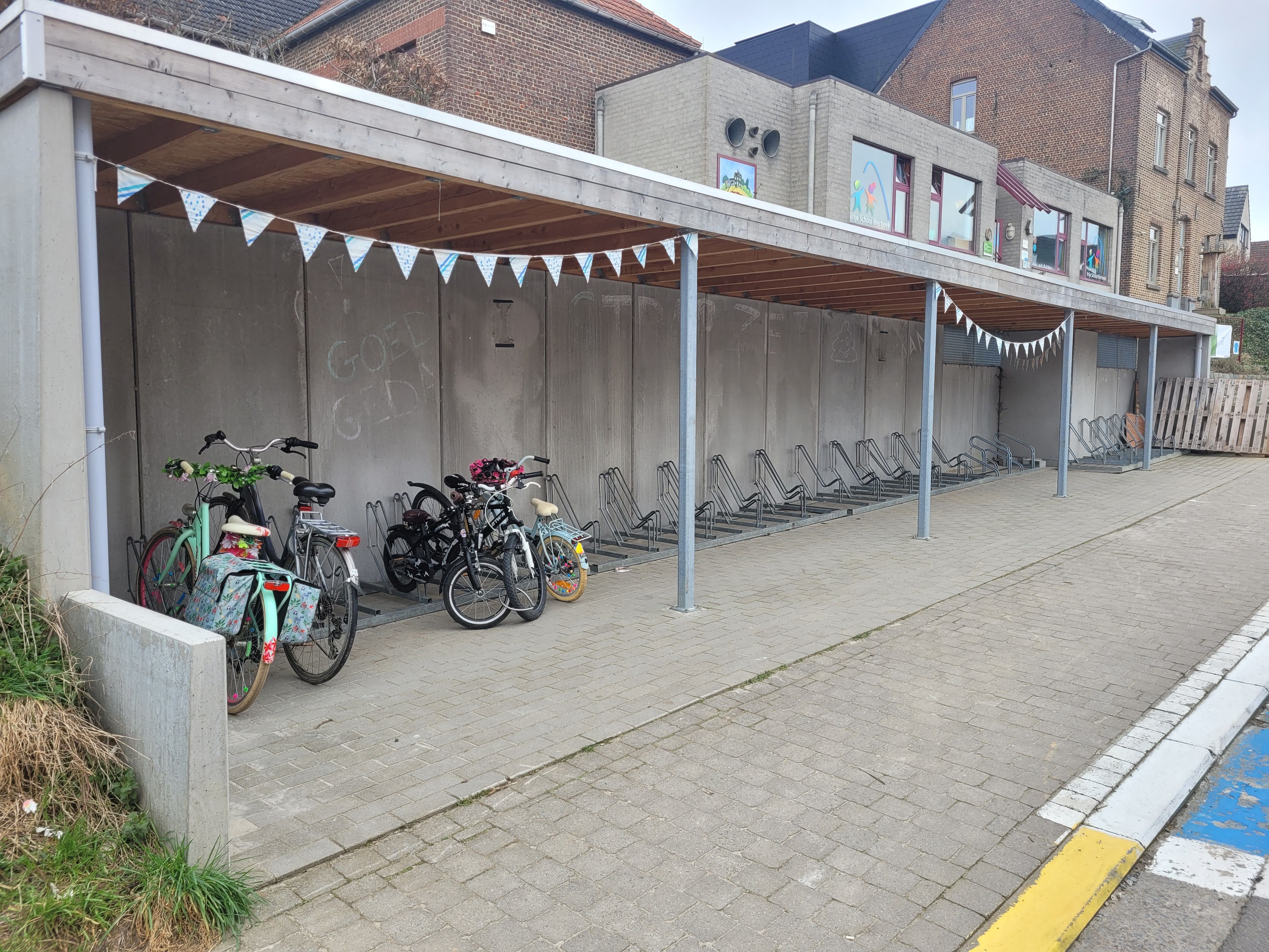 De nieuwe fietsenstalling van VBS Kinderberg in de Bergstraat in Bierbeek