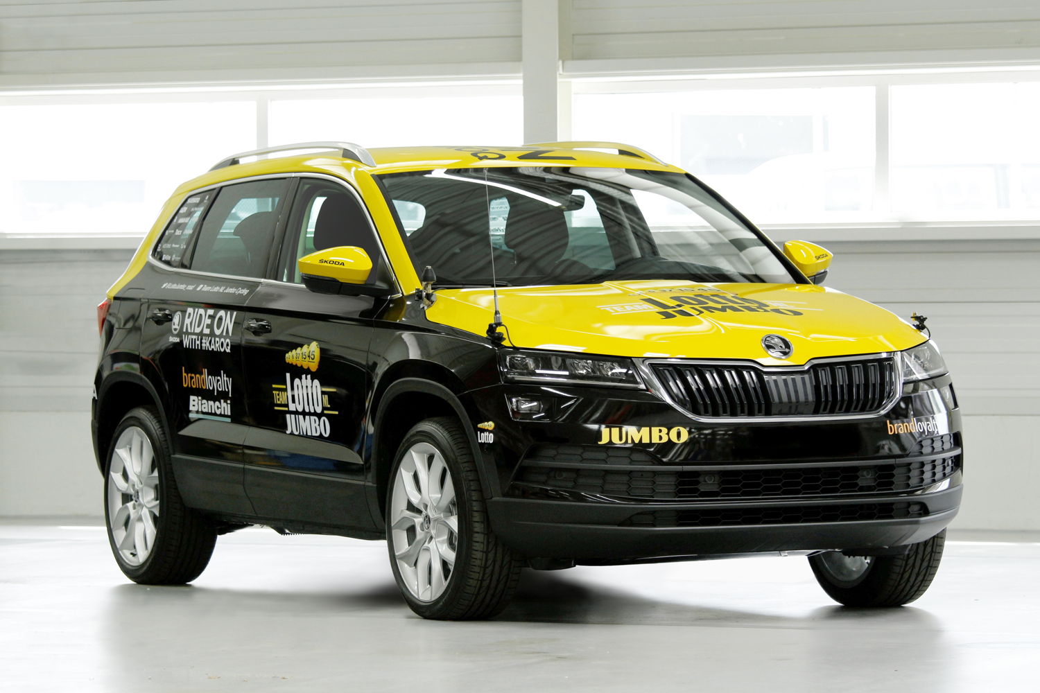 The ŠKODA KAROQ is acting as a service vehicle for the Lotto Jumbo team from the Netherlands during the first stage of the Tour de France in Düsseldorf.