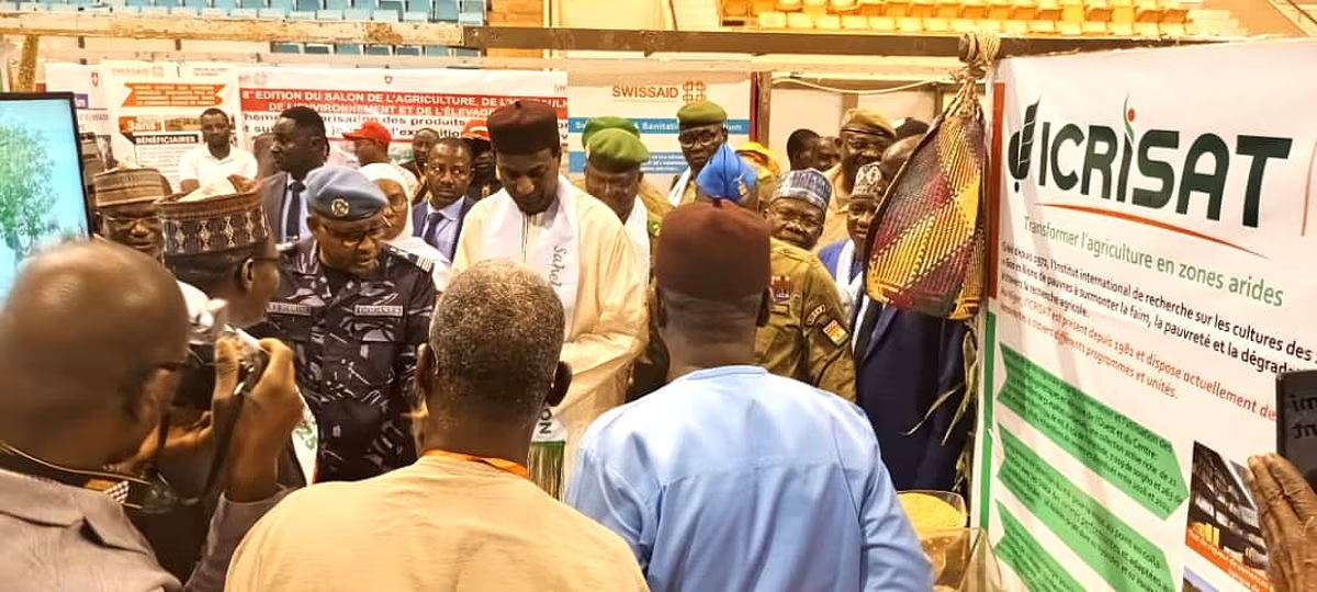 Le Professeur Falalou Hamidou, Représentant Pays de l'ICRISAT au Niger, accueille le Premier Ministre du Niger, M. Ali Mahamane Lamine Zeine (au centre), et le Colonel Elhadji Ousmane Mahaman, Ministre de l'Agriculture et de l'Élevage.